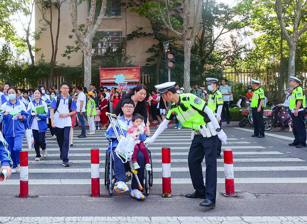 中考護航黃玉棟.jpg