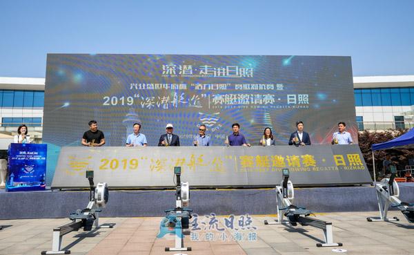 與會(huì)領(lǐng)導(dǎo)為“活力日照”企業(yè)家賽艇對(duì)抗賽暨“深潛艇進(jìn)”日照邀請(qǐng)賽灑金 (2).jpg