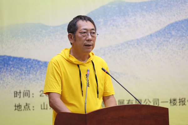 1-徐敬亞主持活動(dòng).jpg