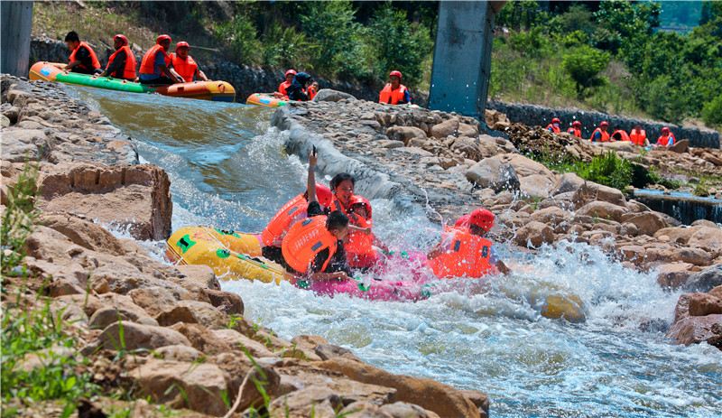 齊魯嵩山峽谷漂流 一路暢享原生態